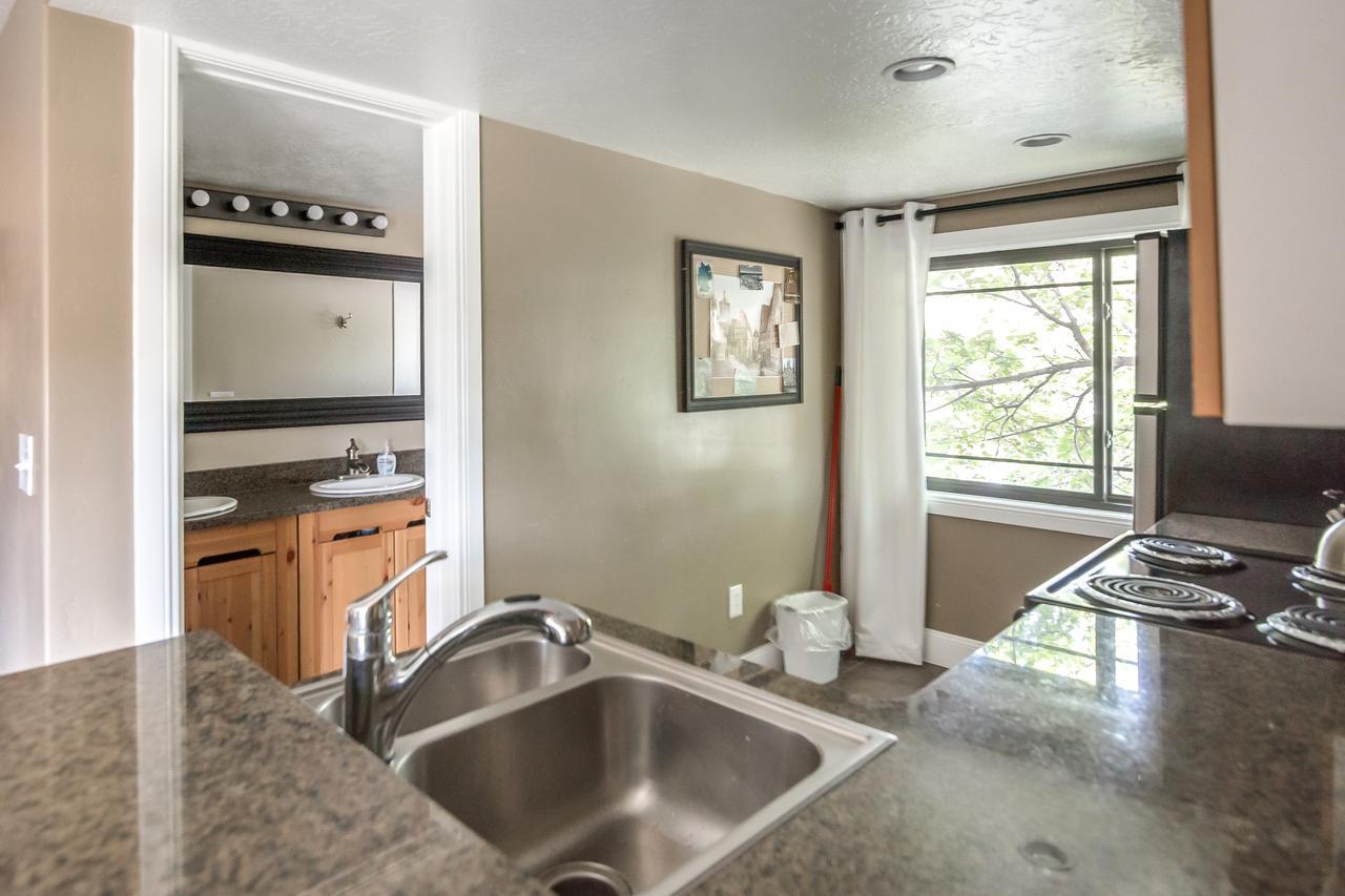 Aspenwood Manor Aparthotel Provo Bagian luar foto