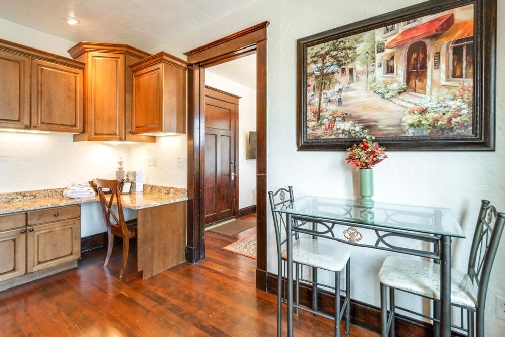 Aspenwood Manor Aparthotel Provo Bagian luar foto